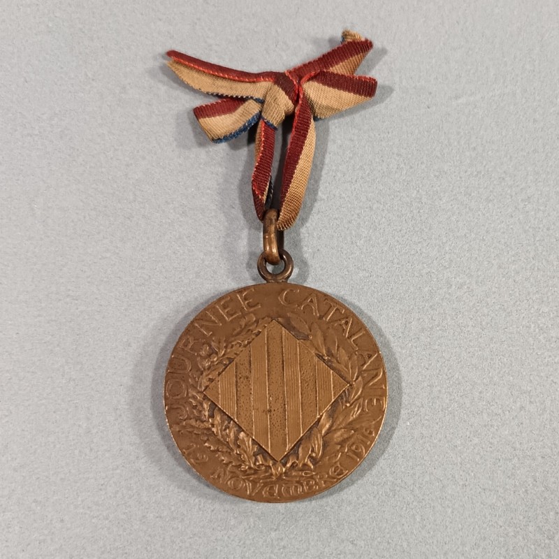 MEDAILLE AVEC RUBAN TRICOLORE JOURNEE CATALANE 12 NOVEMBRE 1916 A JOFFRE LES CATALANS PAR JP. LECASTELOIS DIAMETRE 3.6 cm